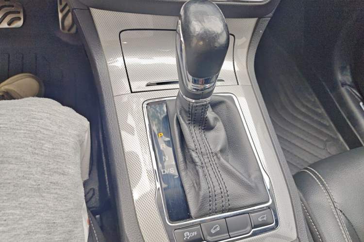 Used Roewe RX5 2018 20T Two-Wheel Drive Automatic Internet Smart Edition