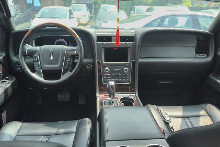 Used Lincoln Navigator 2016 3.5T AWD Center Console