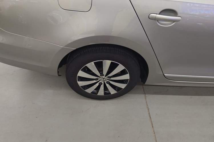 Used Volkswagen Sagitar 2017 1.6L Automatic Comfort Model Right Rear Wheel Hub