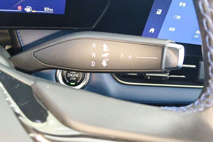 Used Chevrolet Equinox Plus 2024 102km RS Ultimate Edition Gear Lever