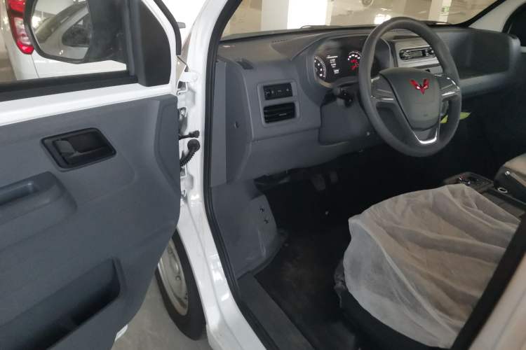 Used Wuling Yangguang 2025 Model 310KM Bus Edition—Customized by CATL
