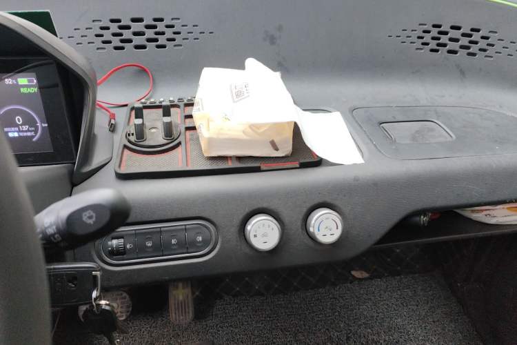 Used Baojun E100 2019 250KM Smart Drive Edition Audio And AC Panel