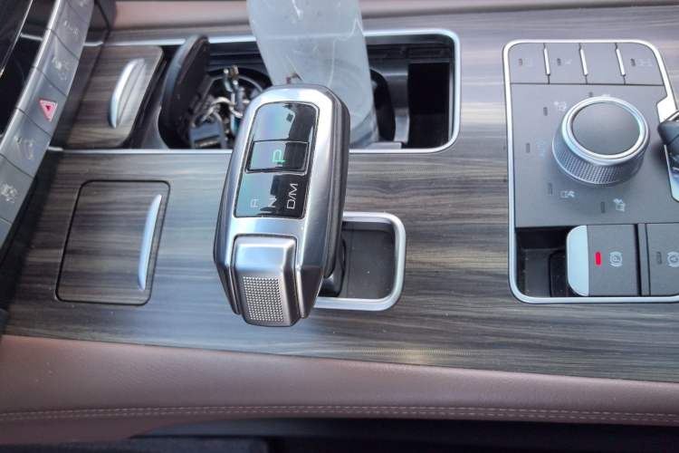 Used Haval H9 2017 2.0T Diesel 4x4 Premium 5-Seater Gear Lever