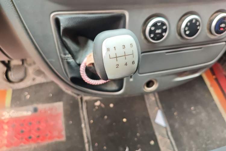 Used SAIC MAXUS Xintu V80 2019 2.5T Classic Version 6-Speed Manual – Aoyuntong Modified Long Wheelbase Mid-Height 7-Seater