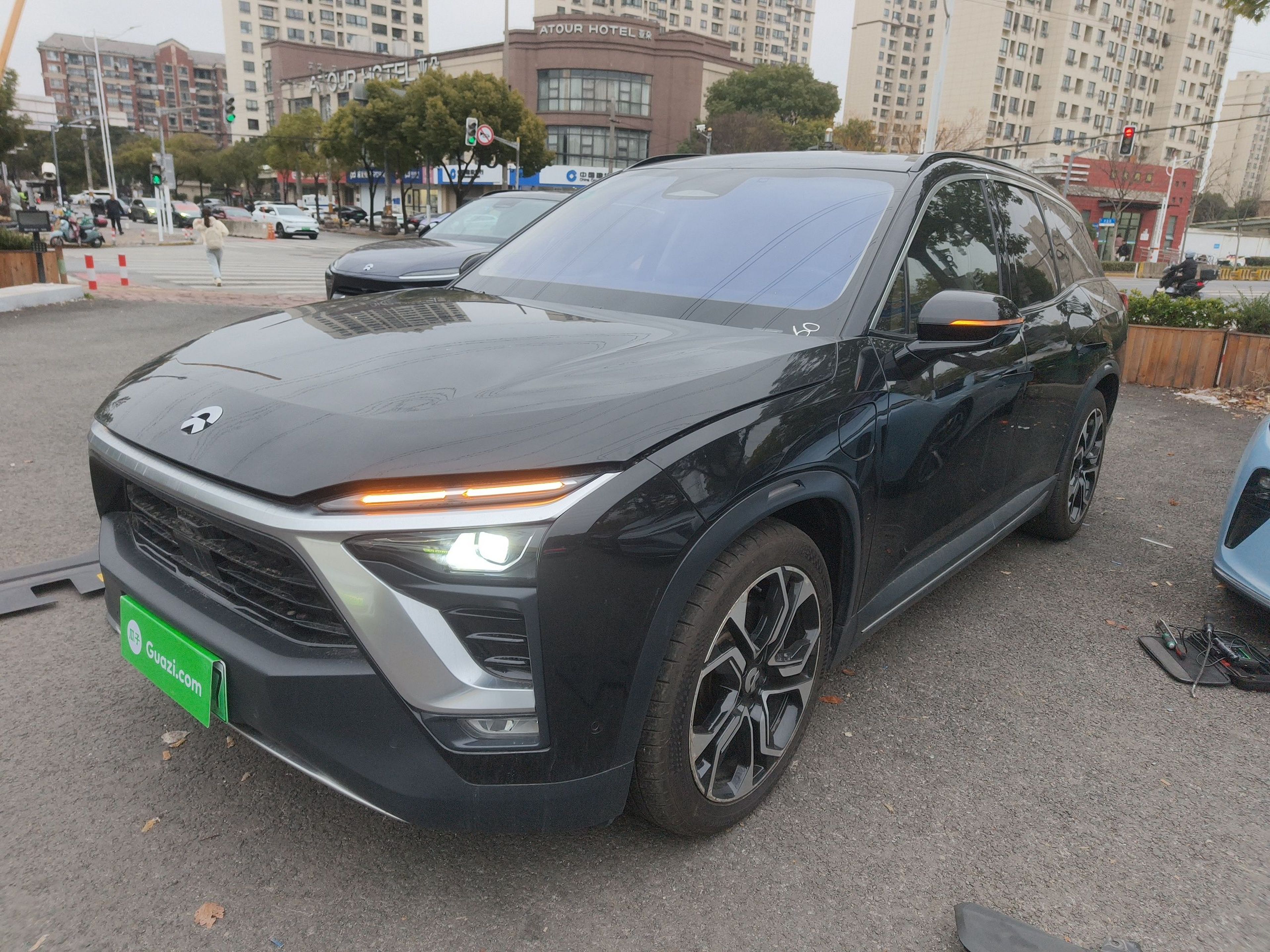 Под передней частью автомобиля
