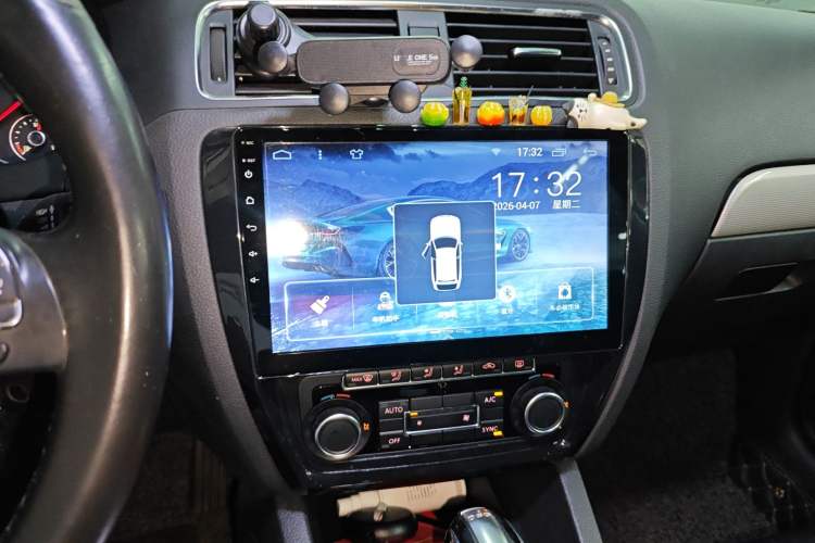 Used Volkswagen Sagitar 2014 1.4TSI Automatic Luxury Model Audio And AC Panel