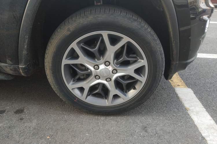 Used Jeep Grand Cherokee 2020 3.0L Elite Navigation Edition Right Front Wheel Hub