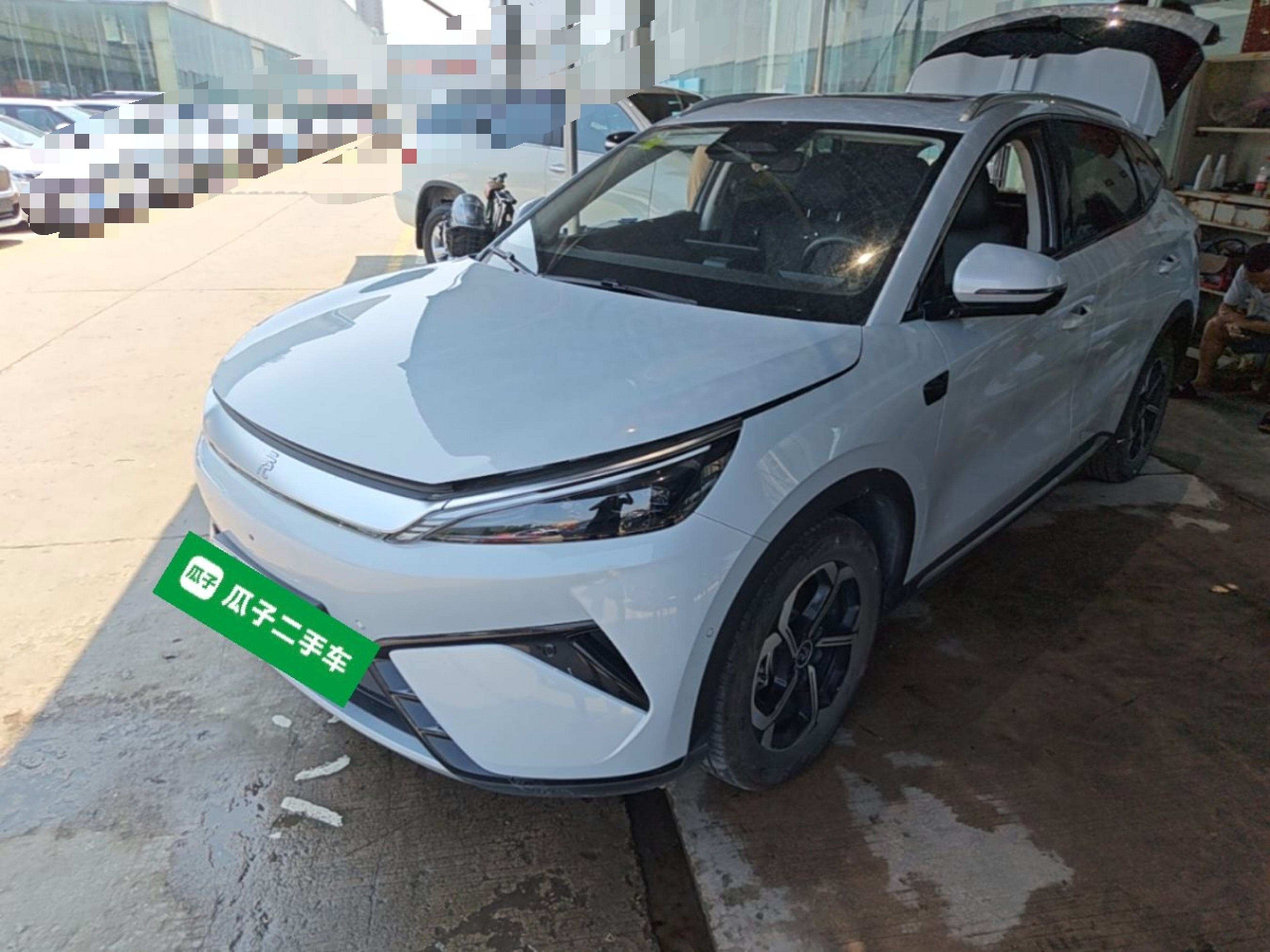 Unter der Vorderseite des Autos