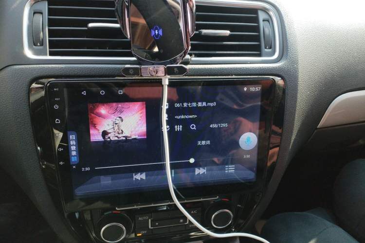 Used Volkswagen Sagitar 2014 Revised Version 1.4TSI Automatic Luxury Edition Audio And AC Panel