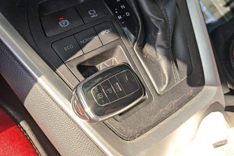 Used Toyota RAV4 2020 2.0L CVT Two-Wheel Drive Fashion Edition Vehicle Key