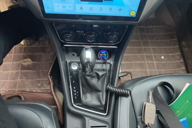 Used Volkswagen Lavida 2015 1.6L Automatic Luxury Edition Gear Lever