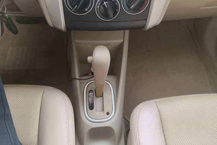 Used Venucia D50 2013 1.6L Automatic Fashion Edition Gear Lever