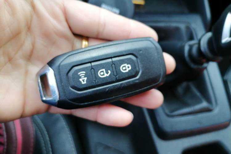 Used JMC Yuhu 7 2022 2.0T Manual Diesel 4x4 Comfort Version Standard Wheelbase Vehicle Key