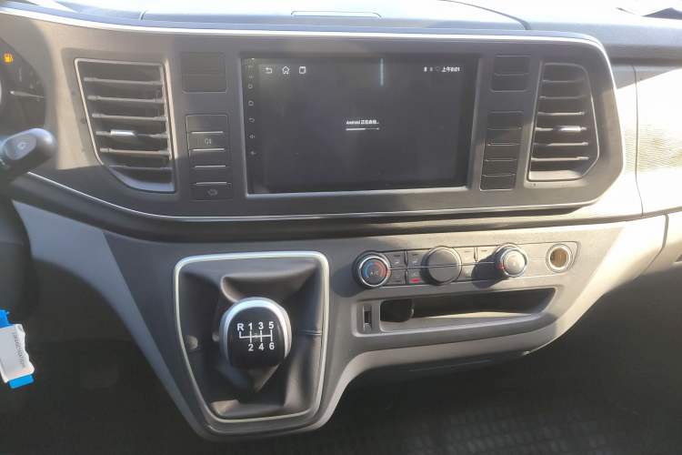 Used SAIC MAXUS Xintu V80 2025 Value Edition Aoyuntong 2.0T Manual Short Wheelbase Mid-Height 127 Ps 5/6 Seats