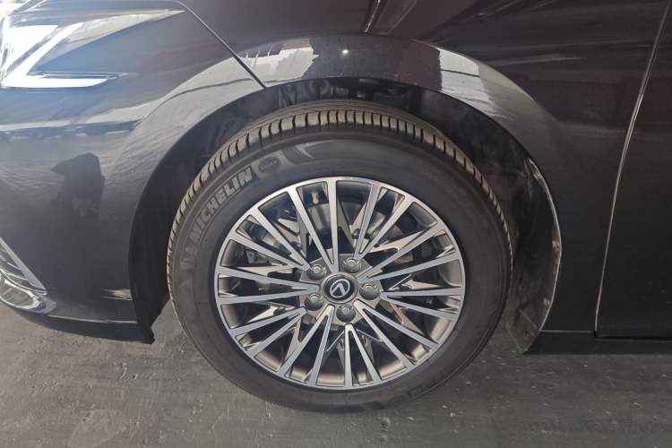 Used Lexus ES 2025 300h Deluxe Edition
