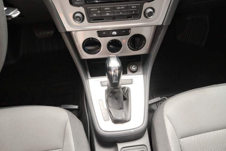 Used Volkswagen Gran Lavida 2013 1.6L Automatic Fashion Model