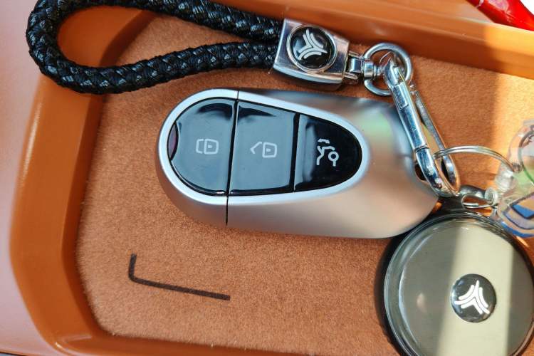 Used NETA L 2024 Extended-Range 310 Flash-Charge Red Edition
