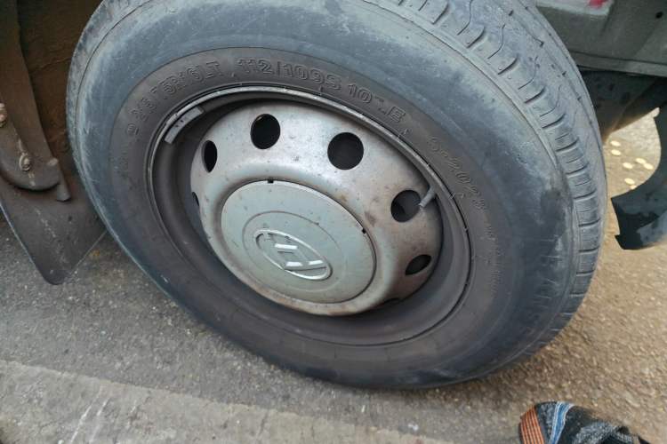 Used SAIC MAXUS Xintu V80 2021 2.0T Manual Classic City Delivery King Short Wheelbase Mid-Roof Design 3 Seats