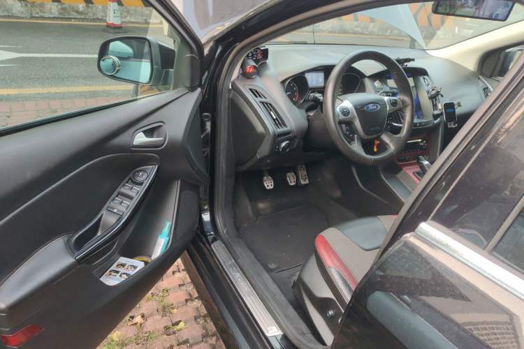 Used Ford Focus 2012 Hatchback 2.0L Manual Luxury Sport Model
