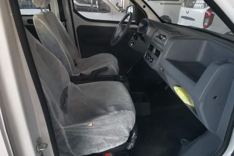 Used Wuling Yangguang 2025 Model 310KM Bus Edition—Customized by CATL