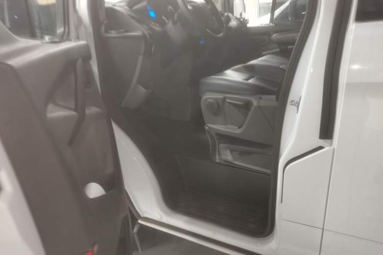 Used Ford Transit 2019 2.0T Diesel Multi-Purpose Commercial Vehicle Short Wheelbase Low Roof 6-Seater China VI Standard Driver Seat