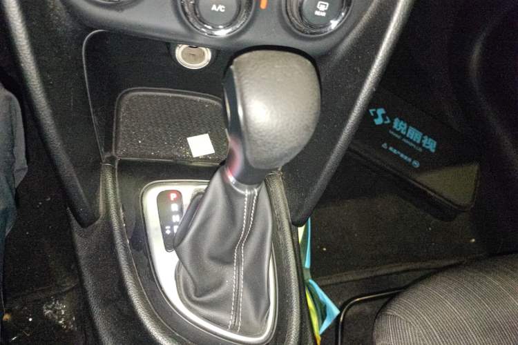 Used Fiat Viaggio 2015 1.4T Automatic Enjoyment Edition Gear Lever