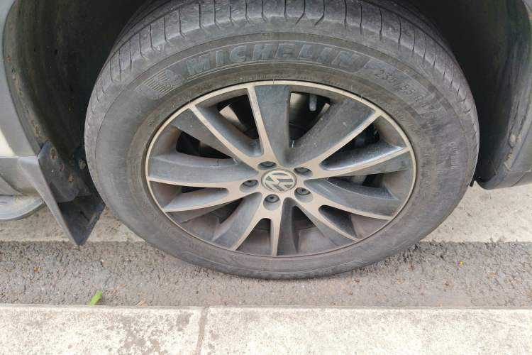 Used Volkswagen Tiguan 2016 330TSI Automatic All-Wheel Drive Luxury Edition Right Front Wheel Hub