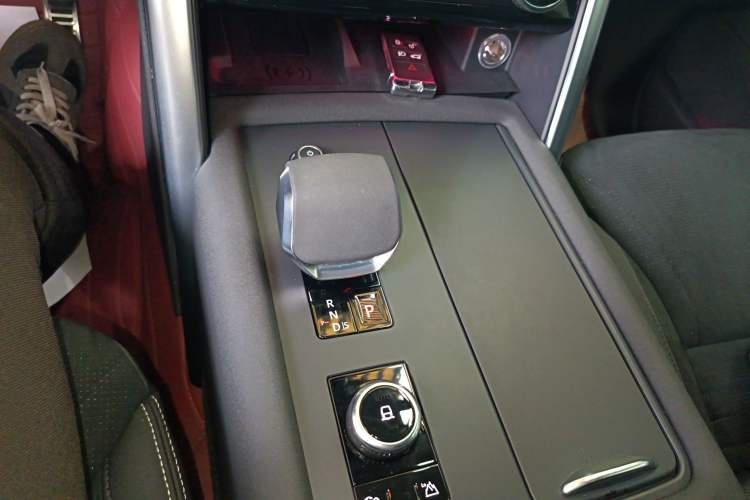 Used Land Rover Discovery 2023 Revised Version 360 PS R-Dynamic S Gear Lever