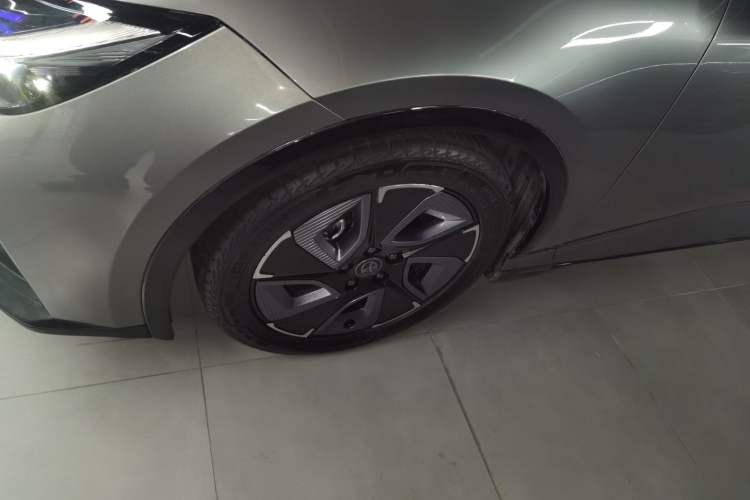 Used Toyota bZ3 2023 616 km Long-Range PRO Left Front Wheel Hub