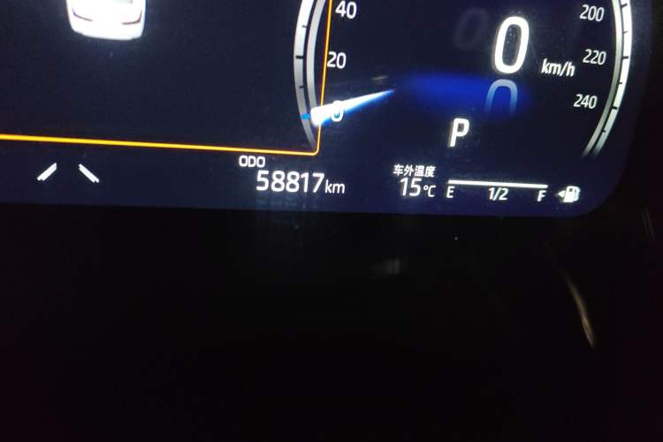 Used Toyota Camry 2021 2.5S Fēngshàng Edition Odometer Close Up