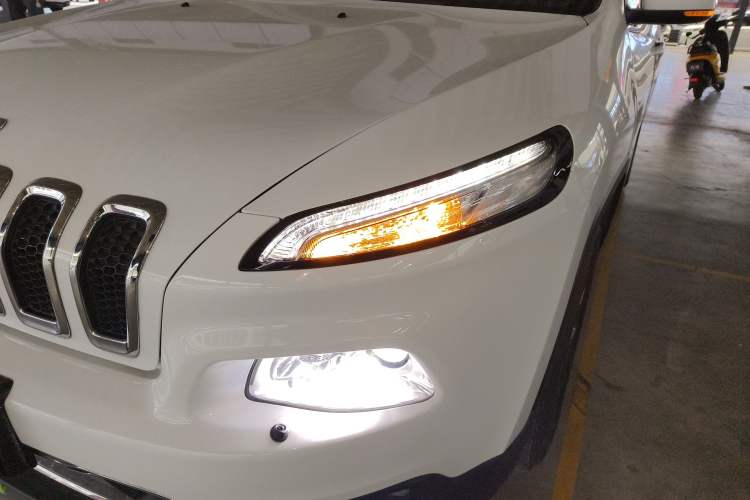 Used Jeep Cherokee 2020 2.0L Two-Wheel Drive Classic Sports Edition Left Front Headlight