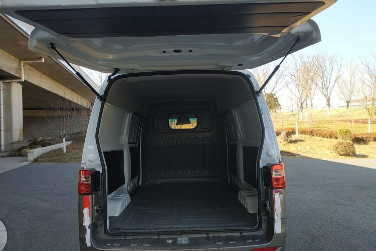 Used Jinbei Hiace X30 2021 1.5L Wealthy Single-Steaming Air-Conditioned Van China VI Standard SWC15M
