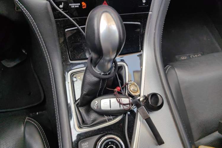 Used Infiniti Q50 2014 3.7L Luxury Edition Gear Lever