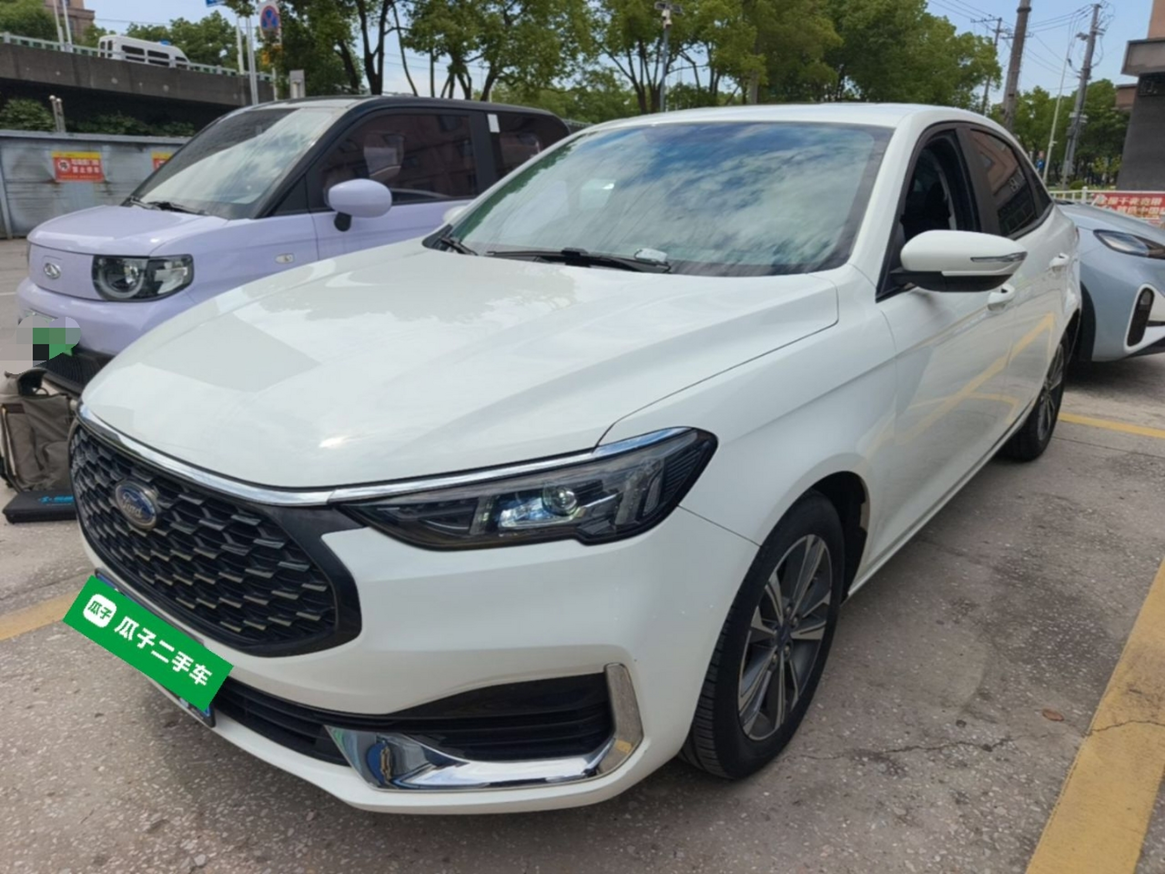 Под передней частью автомобиля