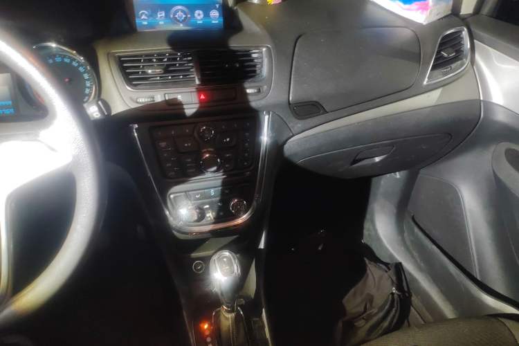 Used Buick Encore 2013 1.4T Automatic Two-Wheel Drive Elite Model Audio And AC Panel