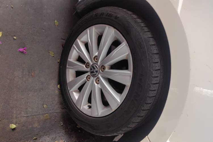 Used Volkswagen Sagitar 2014 Revised Version 1.4TSI Automatic Luxury Edition Right Front Wheel Hub