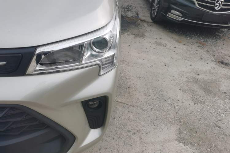 Used Dongfeng Fengon 380 2022 1.5L Comfort-Class Passenger Vehicle (Steel Spring) with 5 Seats