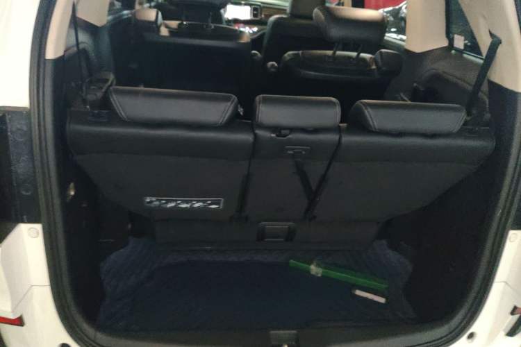 Used Honda Elysion 2016 2.4L Style Edition Trunk