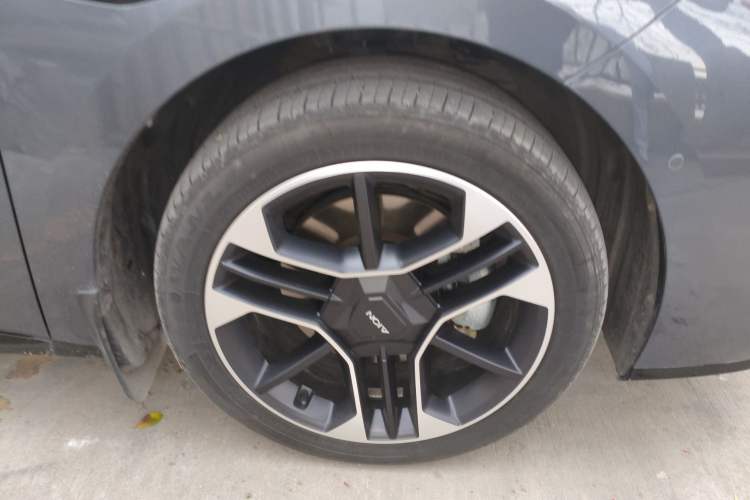 Used AION RT 2025 650 LiDAR Edition Right Front Wheel Hub