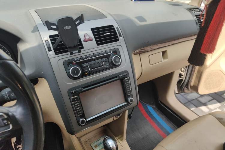 Used Volkswagen Touran 2011 1.4T DSG ZhiZhen Edition 5 Seats Audio And AC Panel