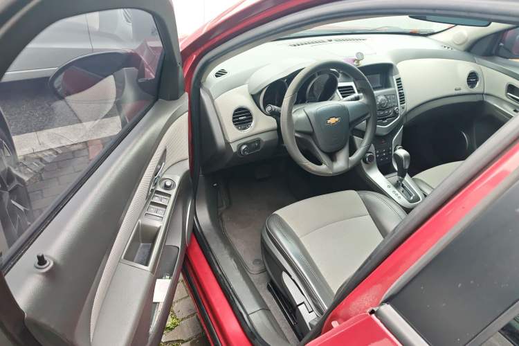 Used Chevrolet Cruze 2013 1.6L SE AT Driver Seat