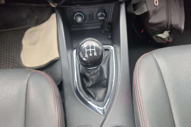 Used CHANGAN KAICHENG Oushang A600 2016 1.5L Manual Luxury 7-Seater Gear Lever