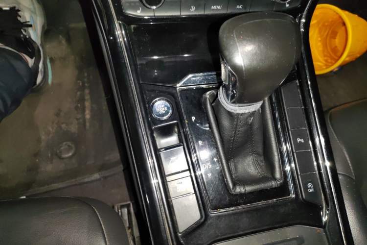 Used Volkswagen Phideon 2018 Revised Version 380TSI Two-Wheel Drive Business Edition Gear Lever