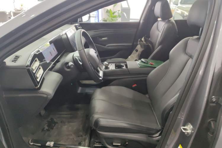 Used BYD Qin L 2025 DM-i Smart Drive 120KM Leading Model
