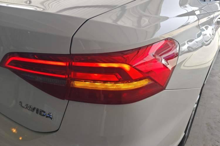 Used Volkswagen Lavida 2019 1.5L Manual Comfort Edition China VI Standard Exterior 3