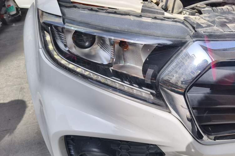 Used Great Wall Wingle 7 2019 2.0T Diesel Two-Wheel Drive Value Edition China VI Standard Big Double Cab GW4D20M Right Front Headlight