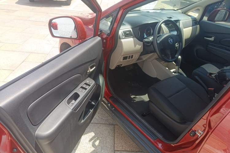 Used Venucia R50 2015 1.6L Automatic Fashion Edition