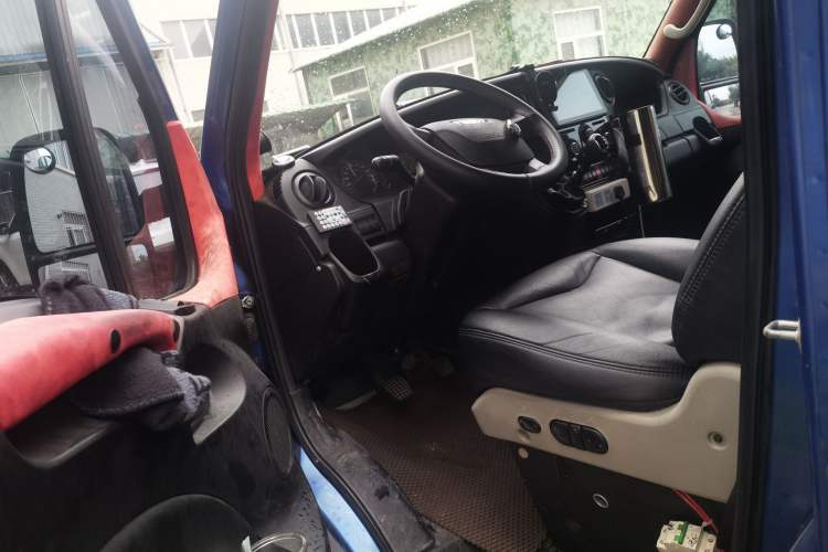 Used Iveco Eurocargo 2018 2.3T Short-Wheelbase Low-Roof Multi-Purpose Van with Side Sliding Door F1A