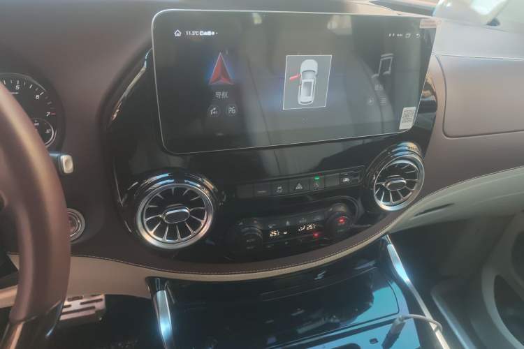 Used Mercedes-Benz Vito 2021 2.0T Elite Version 7 Seats Audio And AC Panel