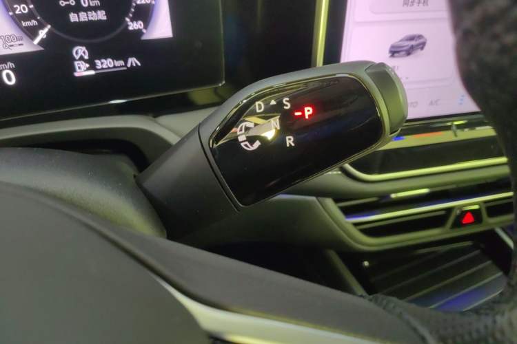 Used Volkswagen Magotan 2024 380TSI DSG Ultimate Edition Gear Lever